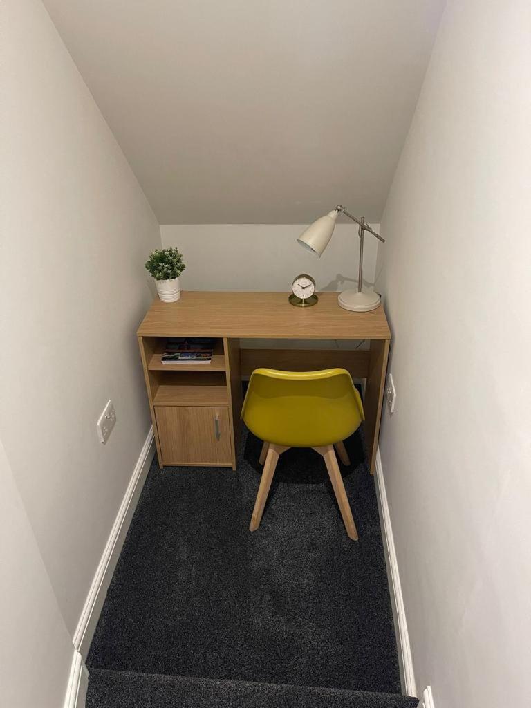 Two Bedroom Apartment - Лондон Экстерьер фото