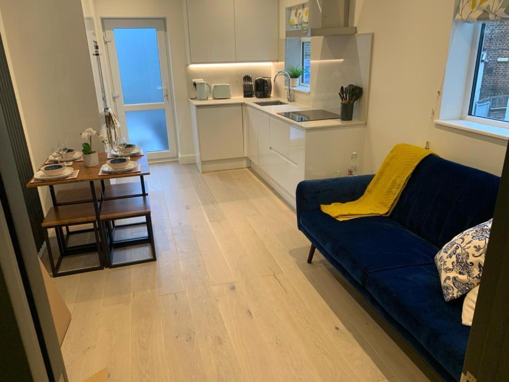 Two Bedroom Apartment - Лондон Экстерьер фото