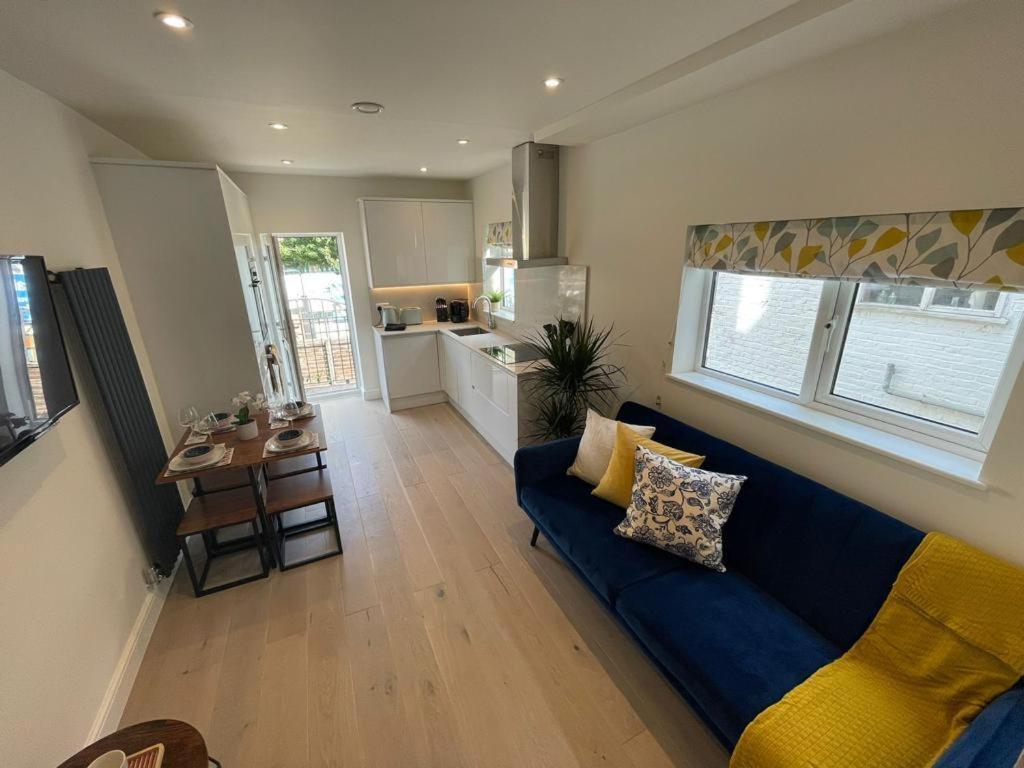 Two Bedroom Apartment - Лондон Экстерьер фото