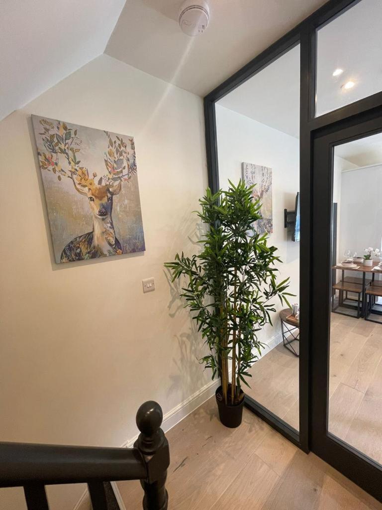 Two Bedroom Apartment - Лондон Экстерьер фото